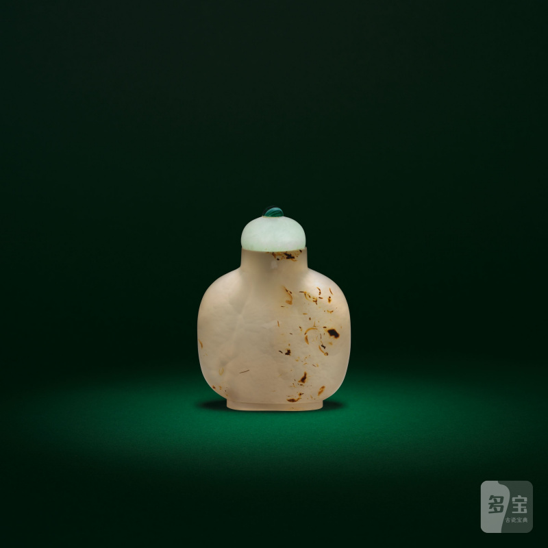 十八/十九世紀 瑪瑙巧雕人物圖鼻烟壺 | A CHALCEDONY AGATE 'TORCH BEARER' SNUFF BOTTLE - 图4